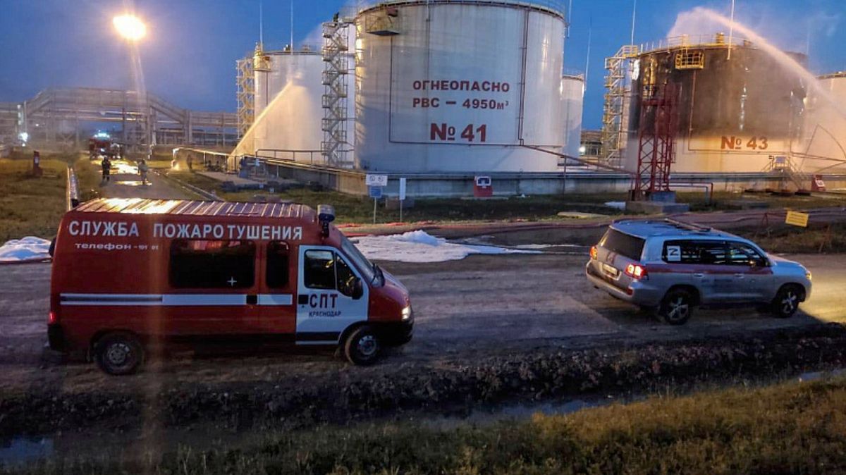 Další útok v řadě. V ruské rafinerii opět hořelo, Kyjev chystá ofenzivu